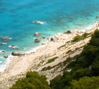Πευκοδάση, λευκοί γκρεμοί και τιρκουάζ νερά στις δυτικές ακτές